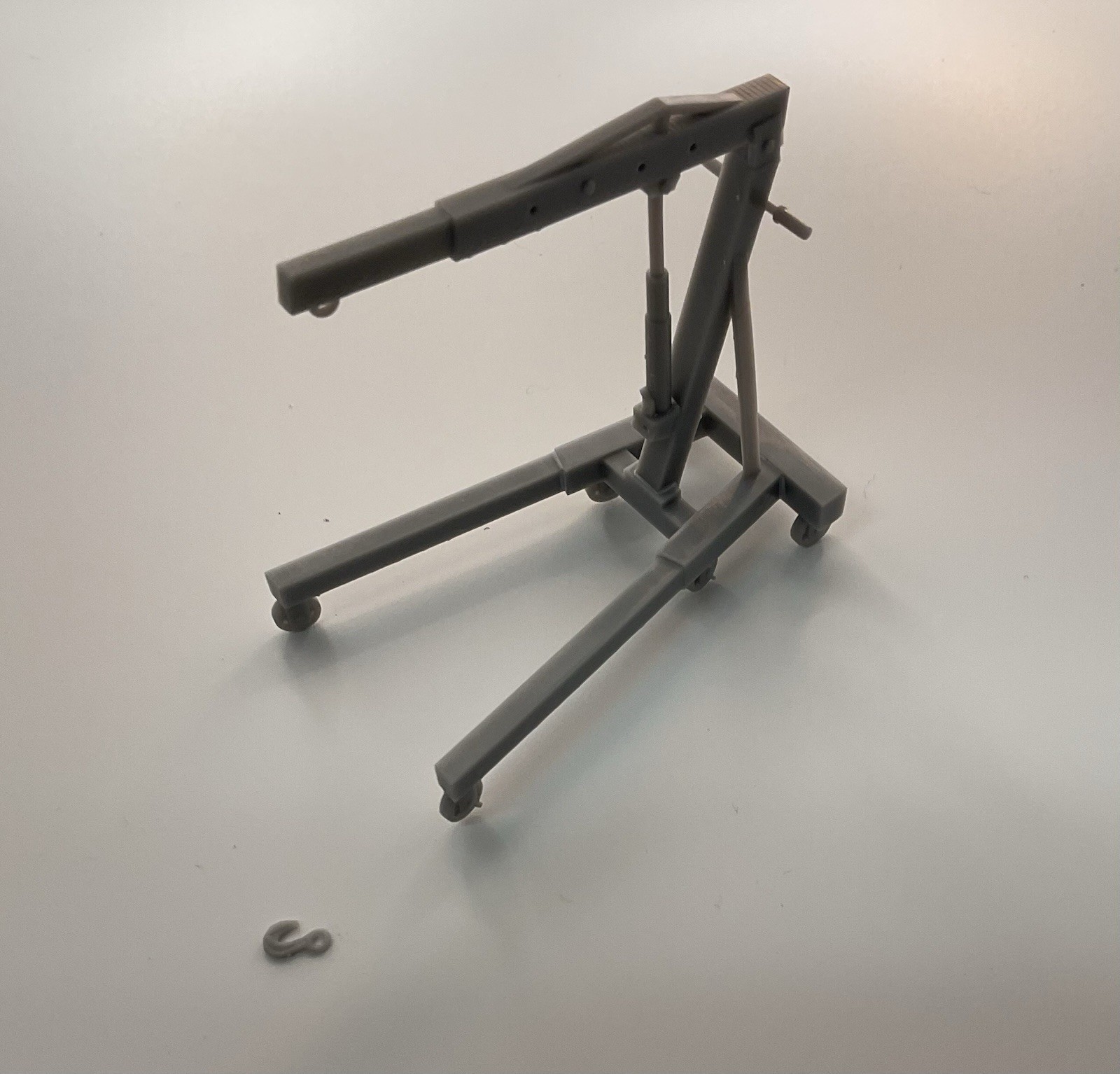 1/24 Scale Rolling Engine Crane with Separate Hook – High Detail 3D Resin