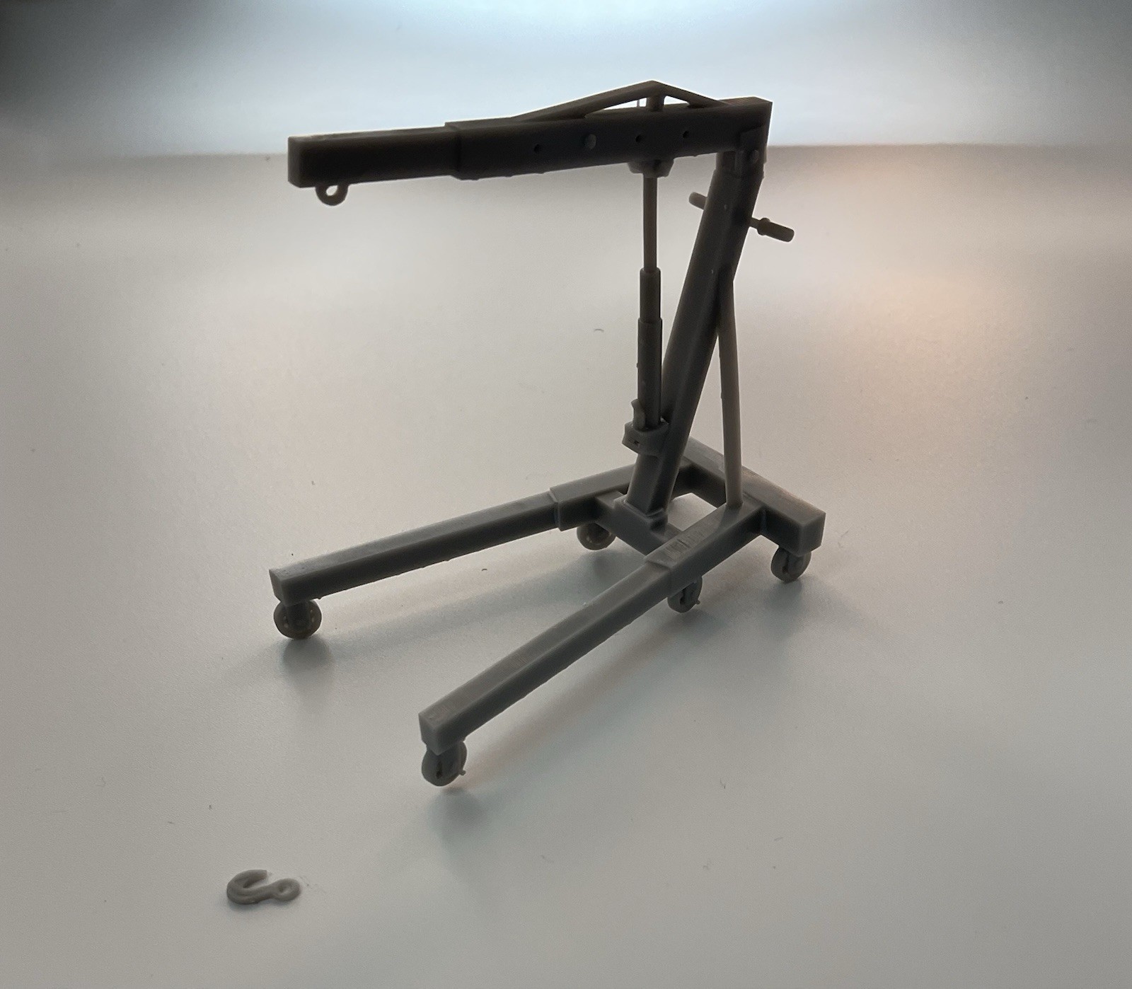 1/24 Scale Rolling Engine Crane with Separate Hook – High Detail 3D Resin - Image 2