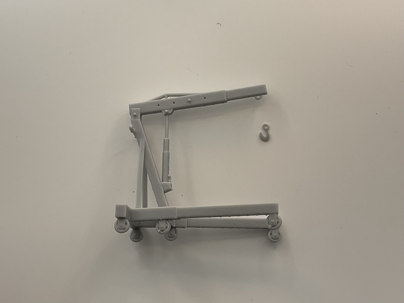 1/24 Scale Rolling Engine Crane with Separate Hook – High Detail 3D Resin - Image 3