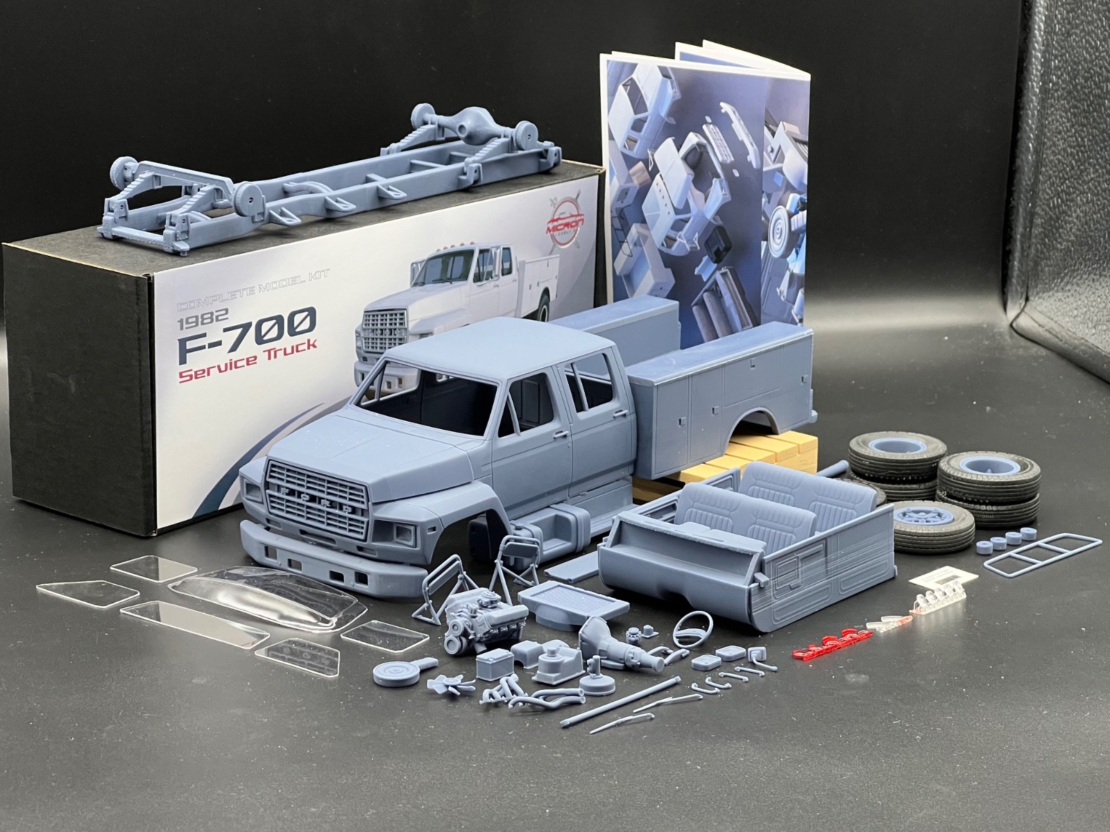 1/25 1982 Ford F-700 Utility Bed Service Truck Model Kit with Engine & Clears - Image 2