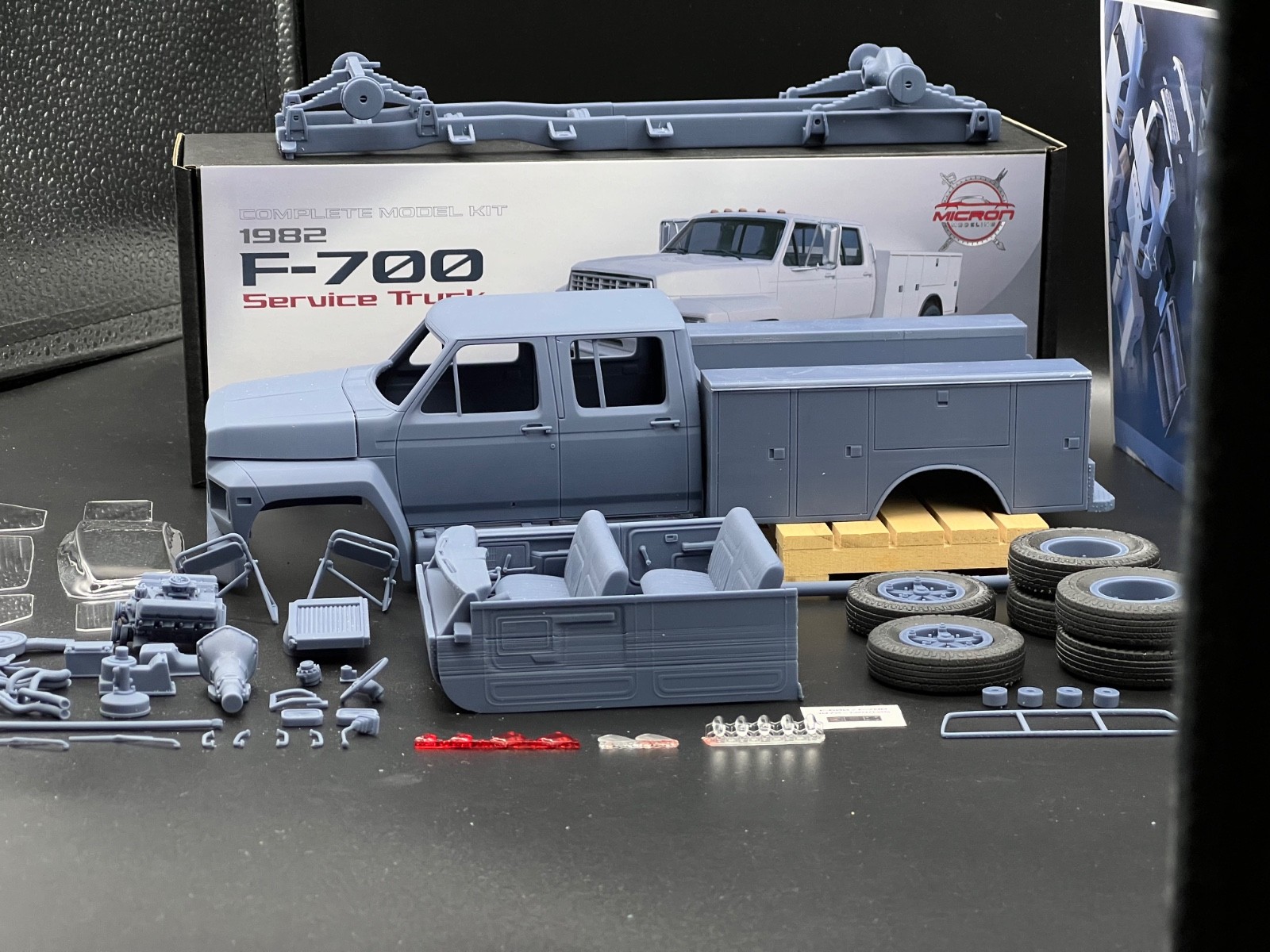 1/25 1982 Ford F-700 Utility Bed Service Truck Model Kit with Engine & Clears - Image 4