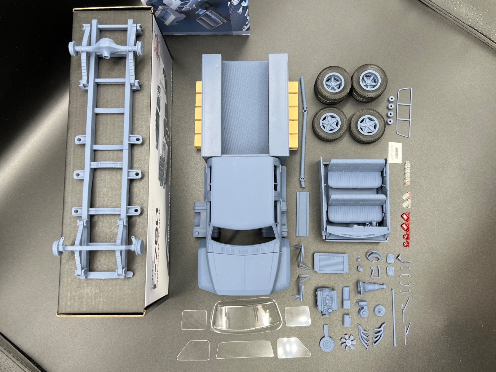 1/25 1982 Ford F-700 Utility Bed Service Truck Model Kit with Engine & Clears - Image 5
