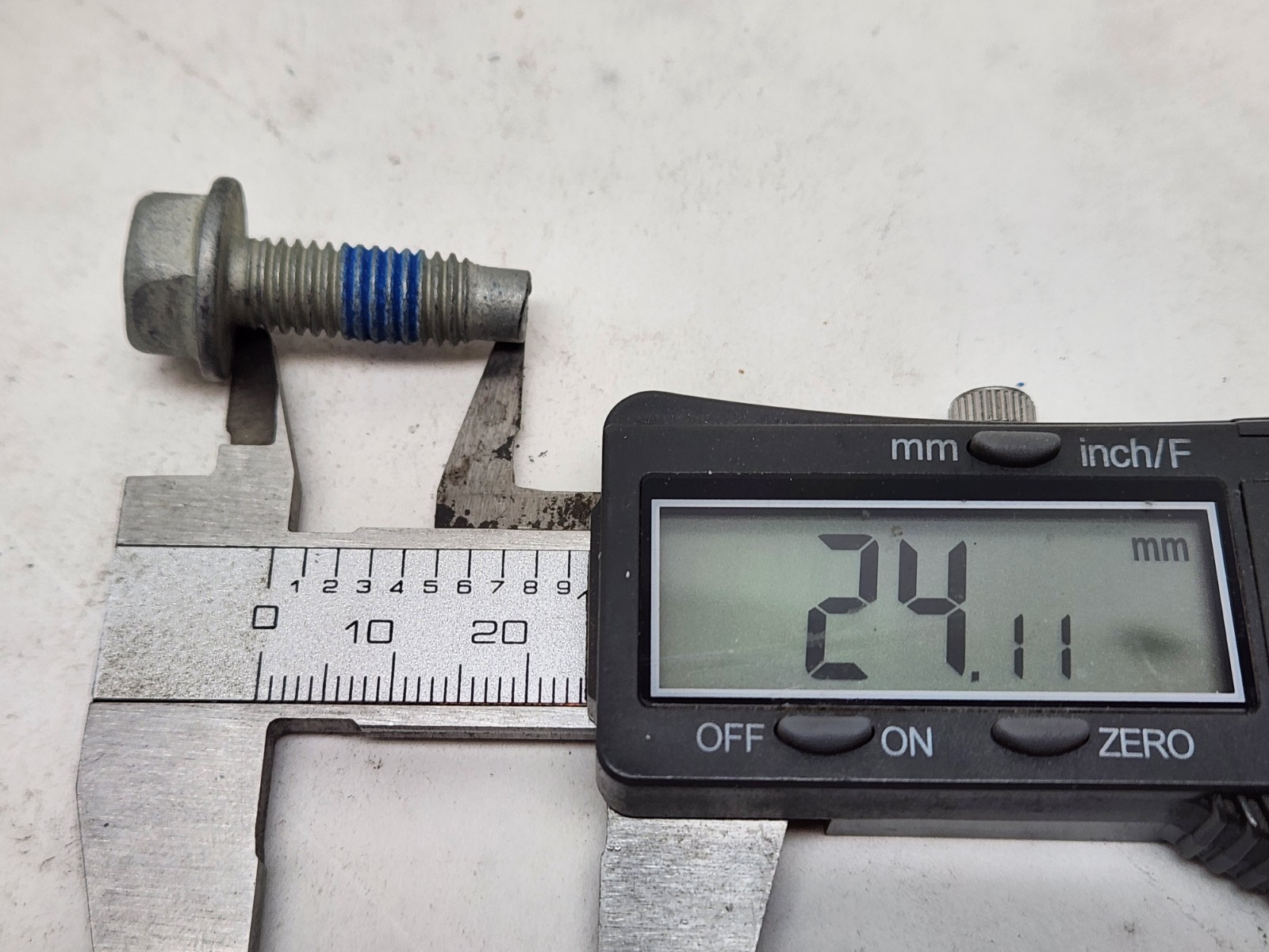25 -M8-1.25 x 20mm (4mm Dog Point) Metric Hex Flange Bolts Galvanized Grade 8.8 - Image 5