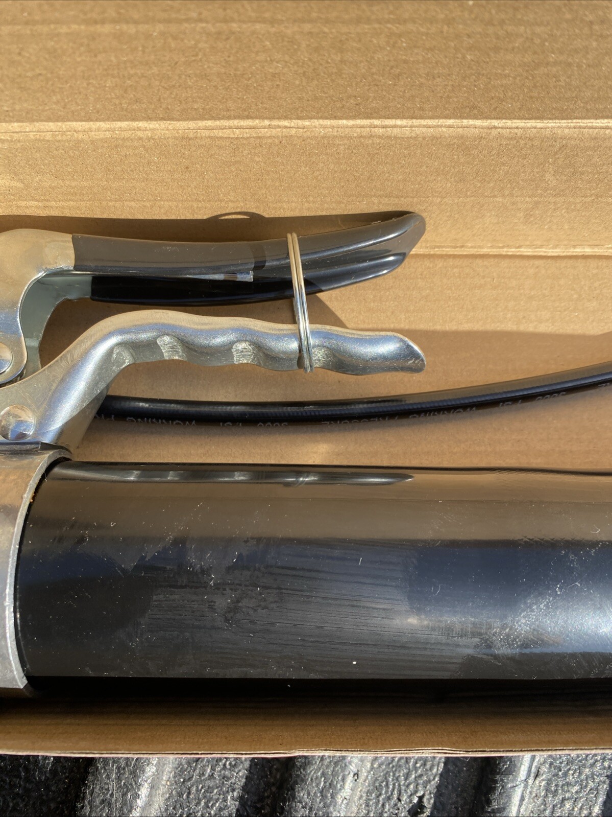 Pittsburgh Automotive Pistol Grip Grease Gun 6000 PSI work pressure 12" Flex hos - Image 3