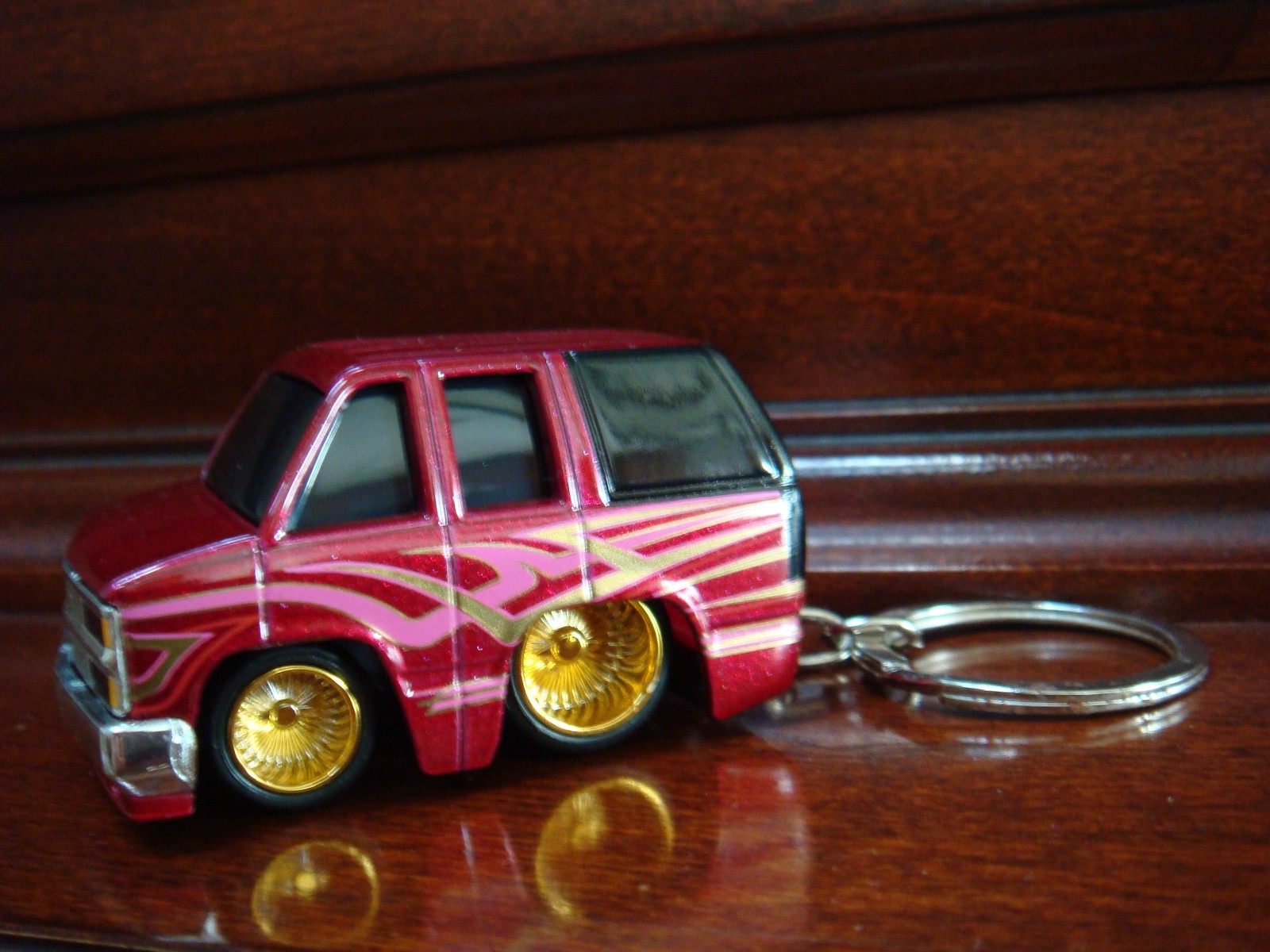 * NEW HOT * 1992 92 CHEVROLET SUBURBAN LOWRIDER KEYCHAIN AUTOMOTIVE KEY CHAIN