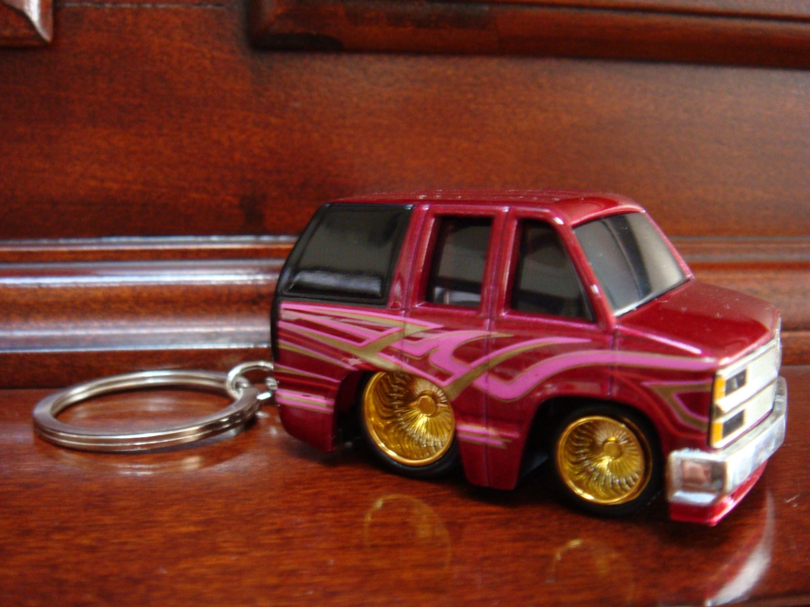 * NEW HOT * 1992 92 CHEVROLET SUBURBAN LOWRIDER KEYCHAIN AUTOMOTIVE KEY CHAIN - Image 2