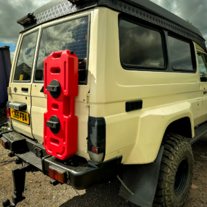 Carrier de combustible Jerry lata 4x4 almacenamiento líquido por tierra tropa de crucero terrestre-