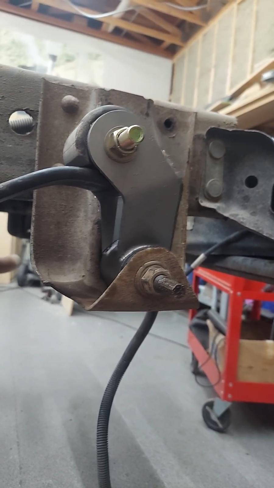 Grilletes traseros OEM de alta resistencia – Silverado & Sierra 1500 (1999–2018)- - Image 2