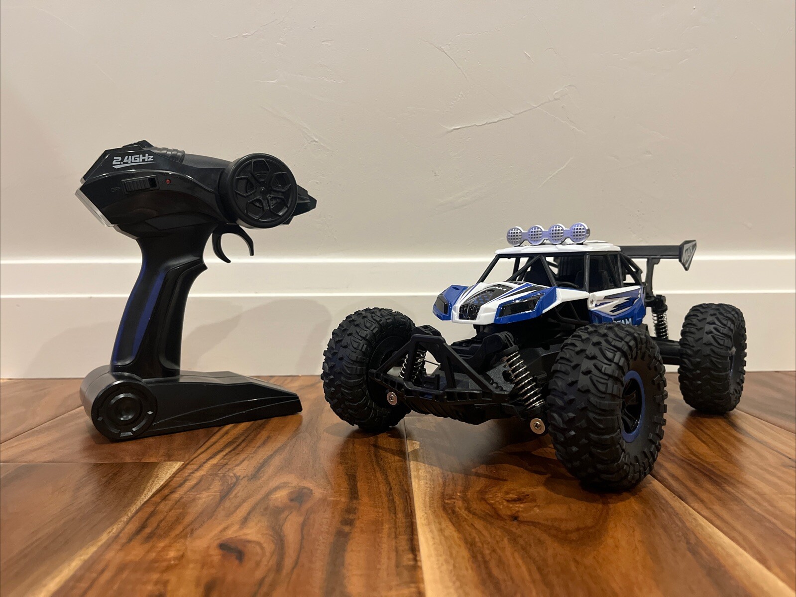 Coche de radiocontrol todoterreno Topracing con 2 baterías recargables-