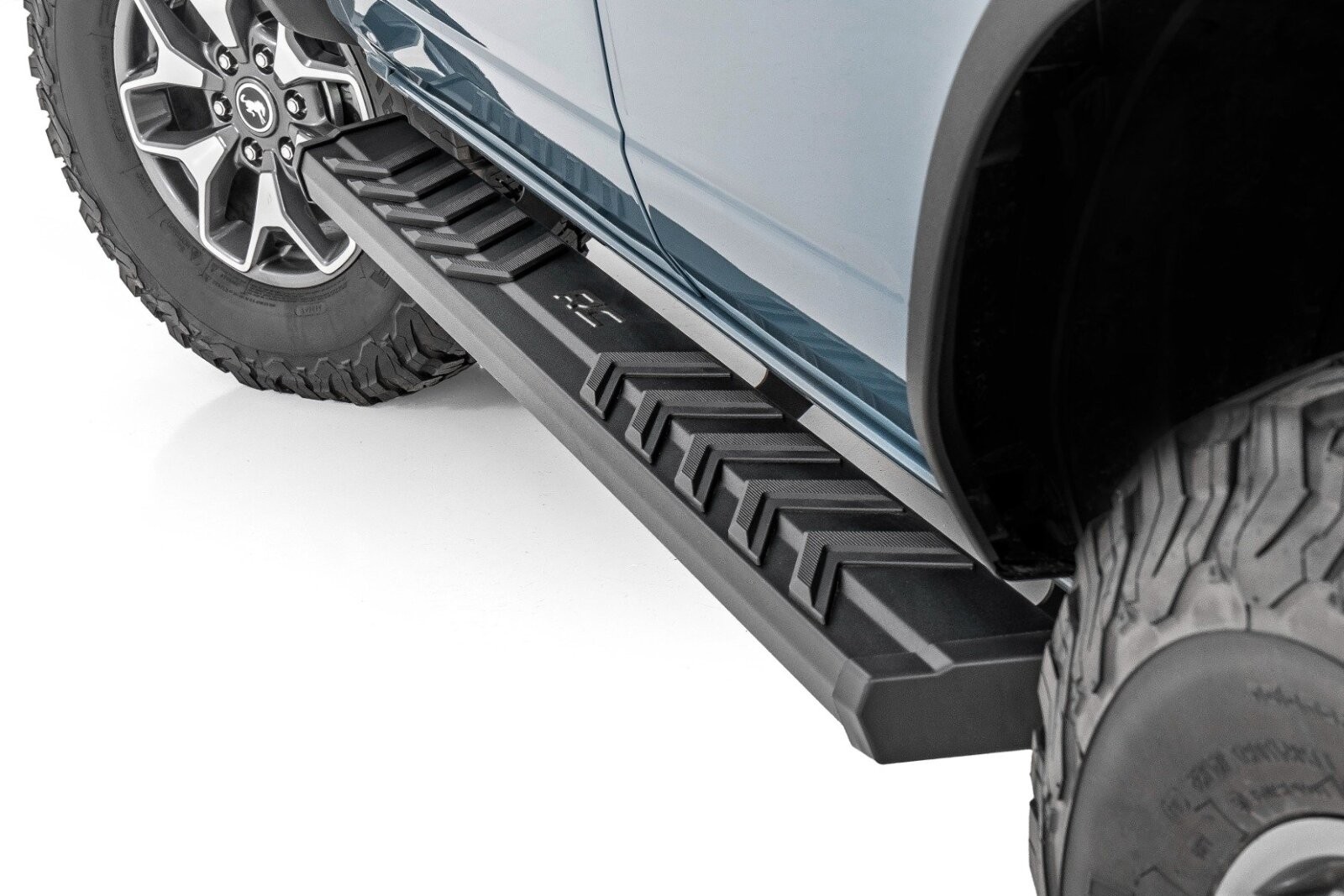 Barras de peldaños laterales Rough Country BA2 4 puertas para Ford Bronco 4x4 21-25-
