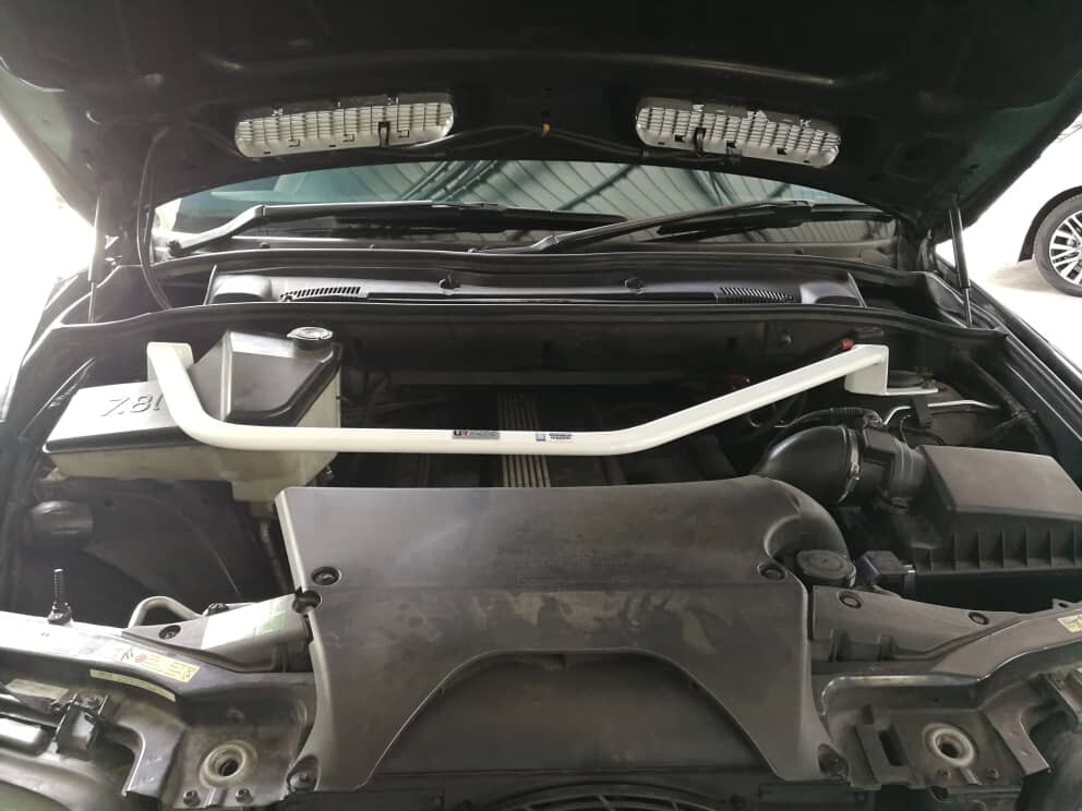 For BMW E53(X5) 3.0 4.4 4WD 1999-2006 Ultra Racing 2 Points Front Strut Bar