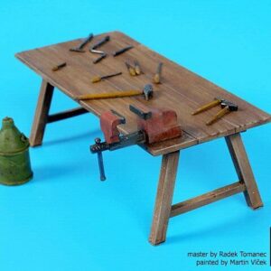 Black Dog 1/32 Wooden Workbench with Tools (Vice, Hammers, Chisel, etc.) F32103