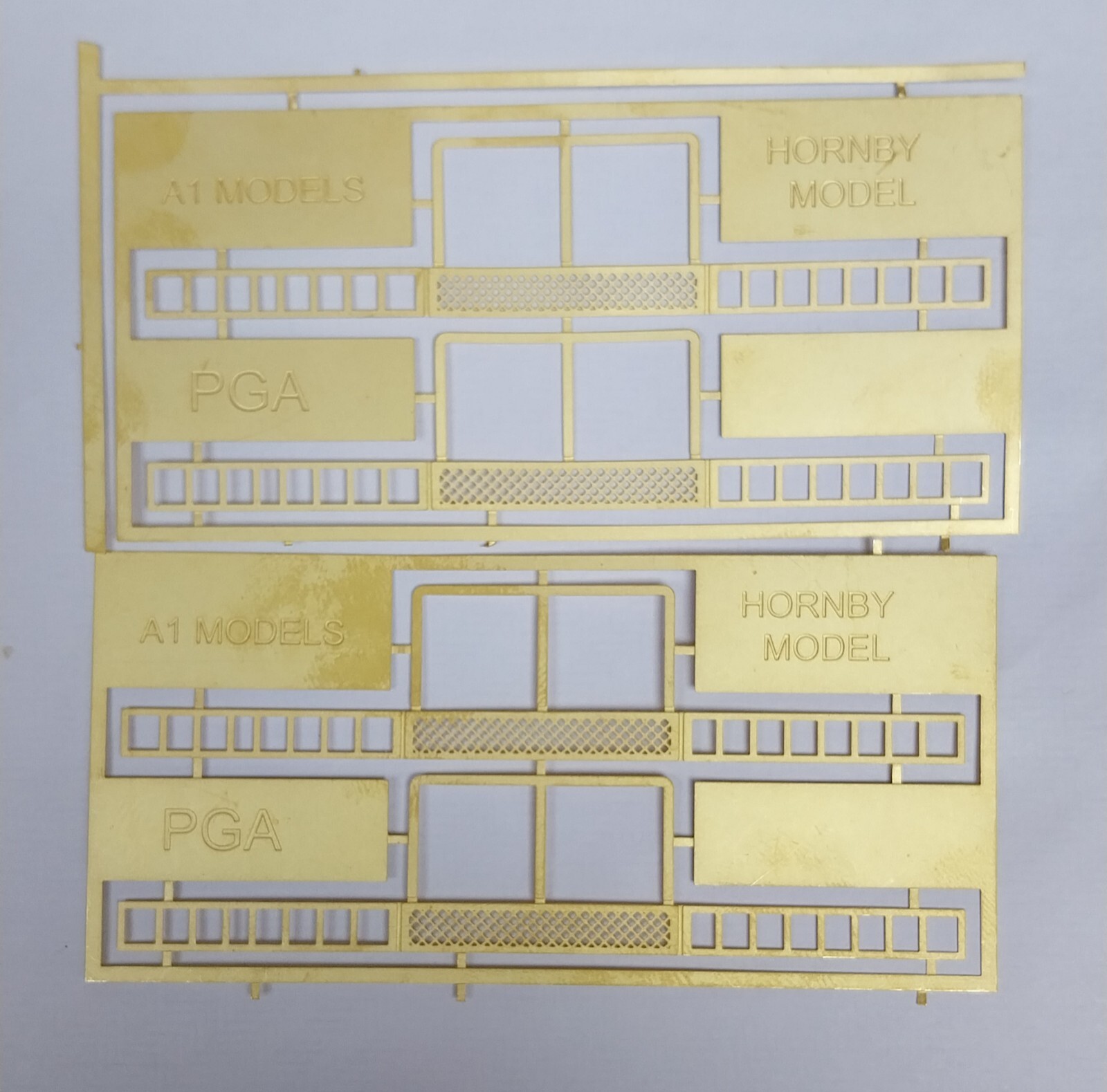 Escala de 4 mm - Escaleras de vagones PGA y plataformas finales para el modelo Hornby para 2 vagones- - Image 2