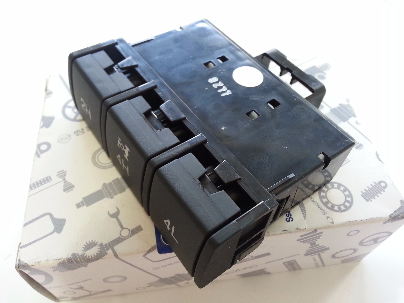 Botón de interruptor 4x4 genuino OEM ASSY Ssangyong Rexton 2001-2006 #8580008001LAM - - Image 4