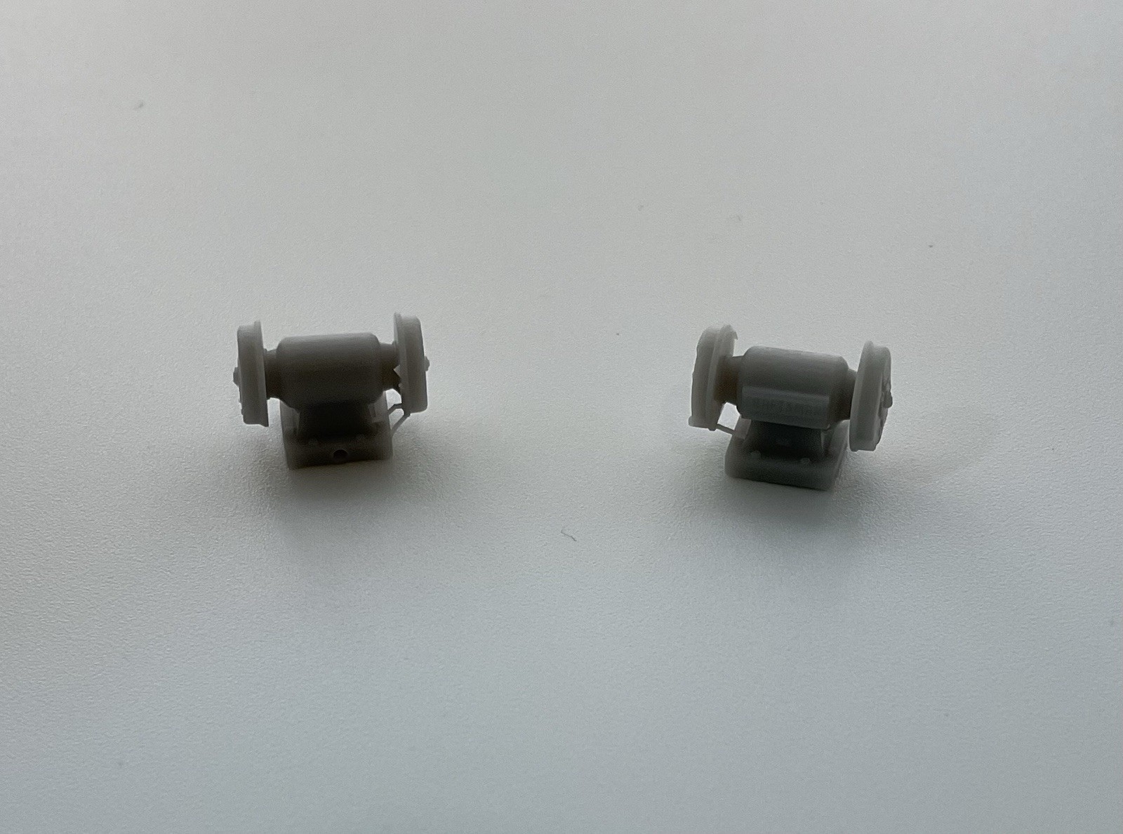 1/25 Scale Bench Grinders High Detail 3D Resin for Garage Shop Dioramas (2-Pack) - Image 3