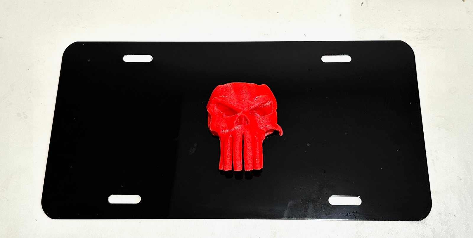 Calavera Realista P en 3D - Negra con Placa Automotriz Roja INSERTAR - Calaveras-