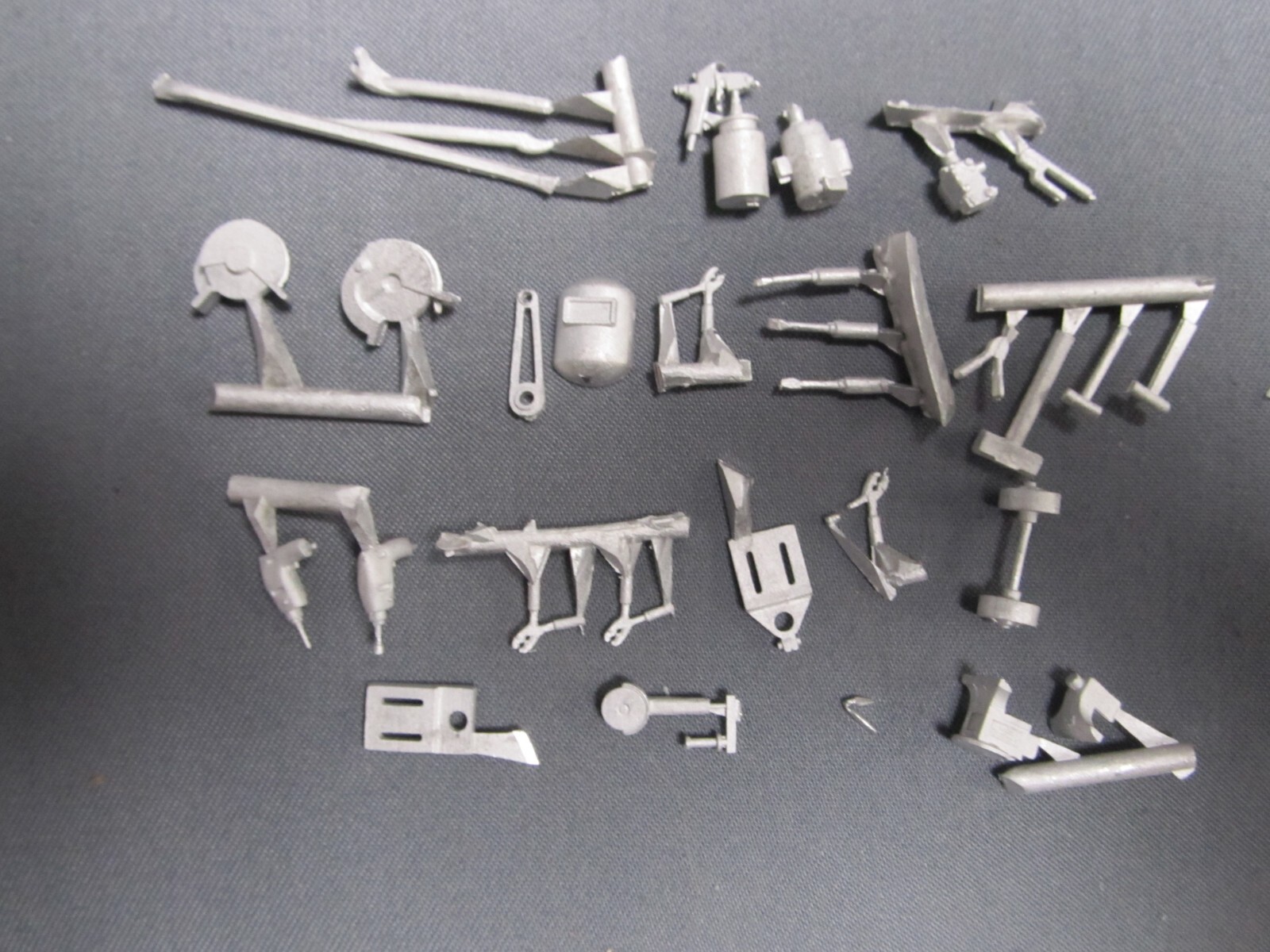 Kit Form Services 245/TQ164 Workshop,Bench tools, 1/25th Scale w/ Instructions - Image 3