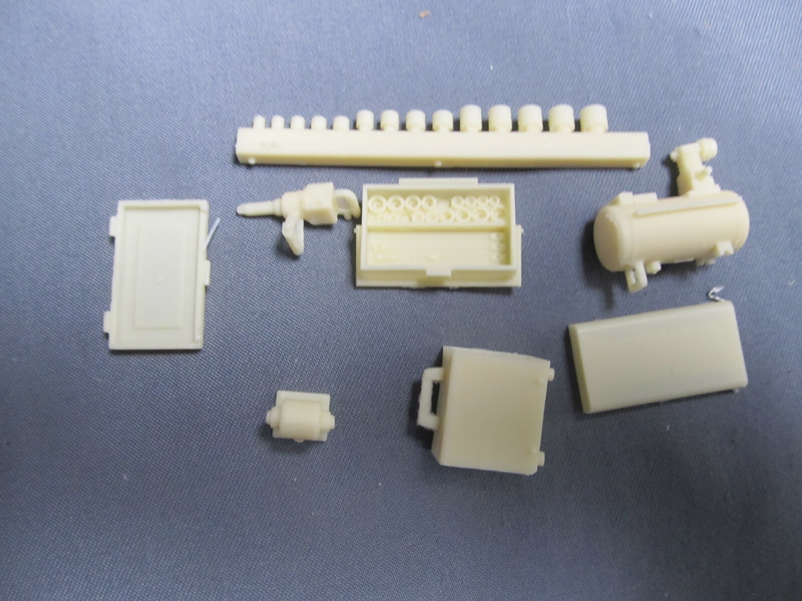 Kit Form Services 245/TQ164 Workshop,Bench tools, 1/25th Scale w/ Instructions - Image 4