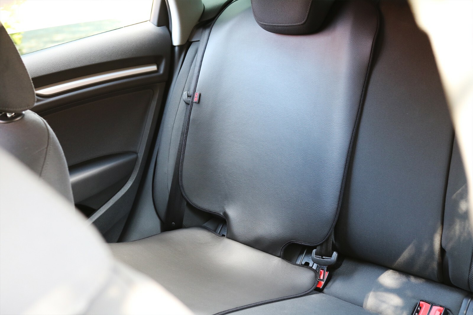 Funda de cuero artificial debajo del asiento infantil protector de asiento de coche de bebé- - Image 3