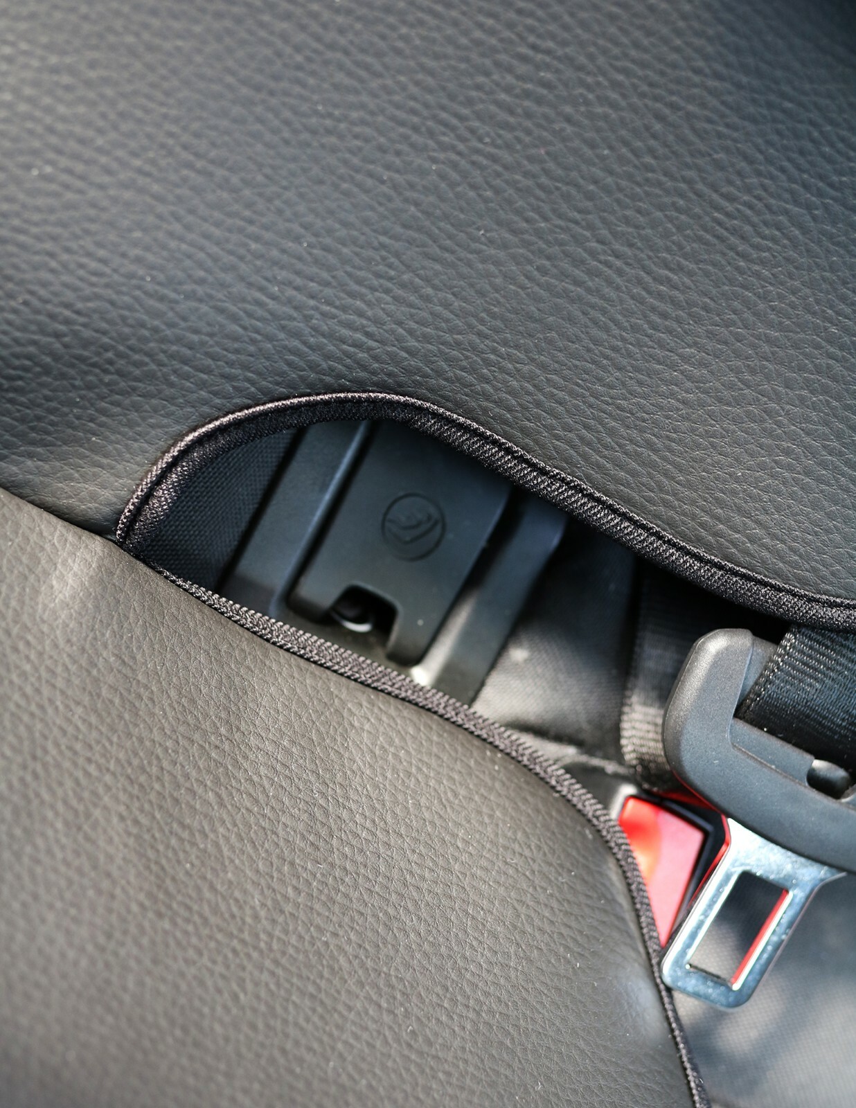 Funda de cuero artificial debajo del asiento infantil protector de asiento de coche de bebé- - Image 5