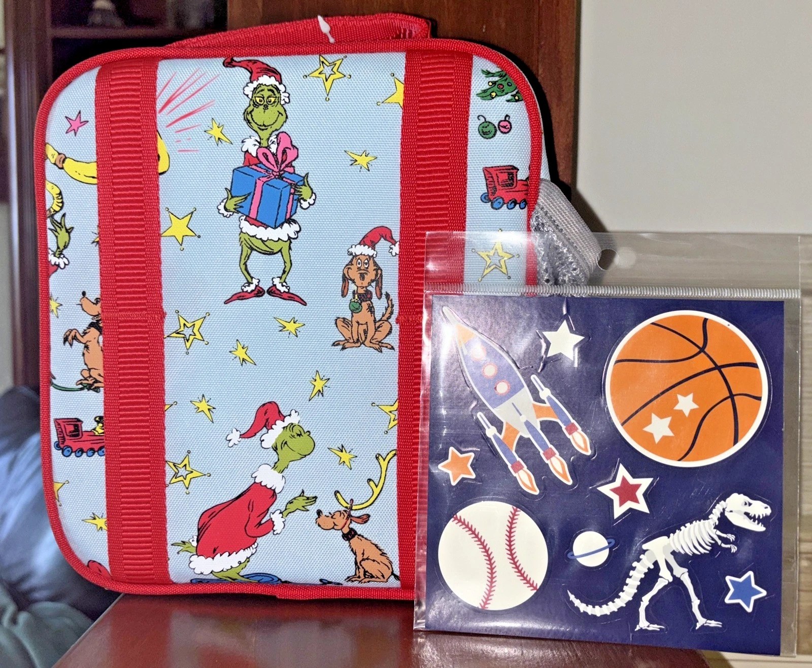 Juego de regalo Pottery Barn Niños Lonchera Escolar Vacaciones Disney Viaje GRINCH MAX BALL- - Image 3