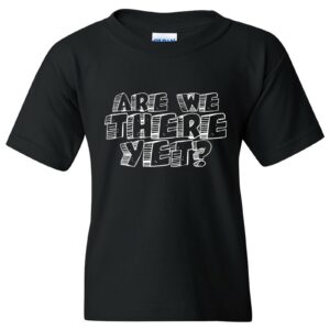 Are We There Yet - Humor Viaje por carretera Viaje Vacaciones Niño Coche Avión Juvenil Camiseta-