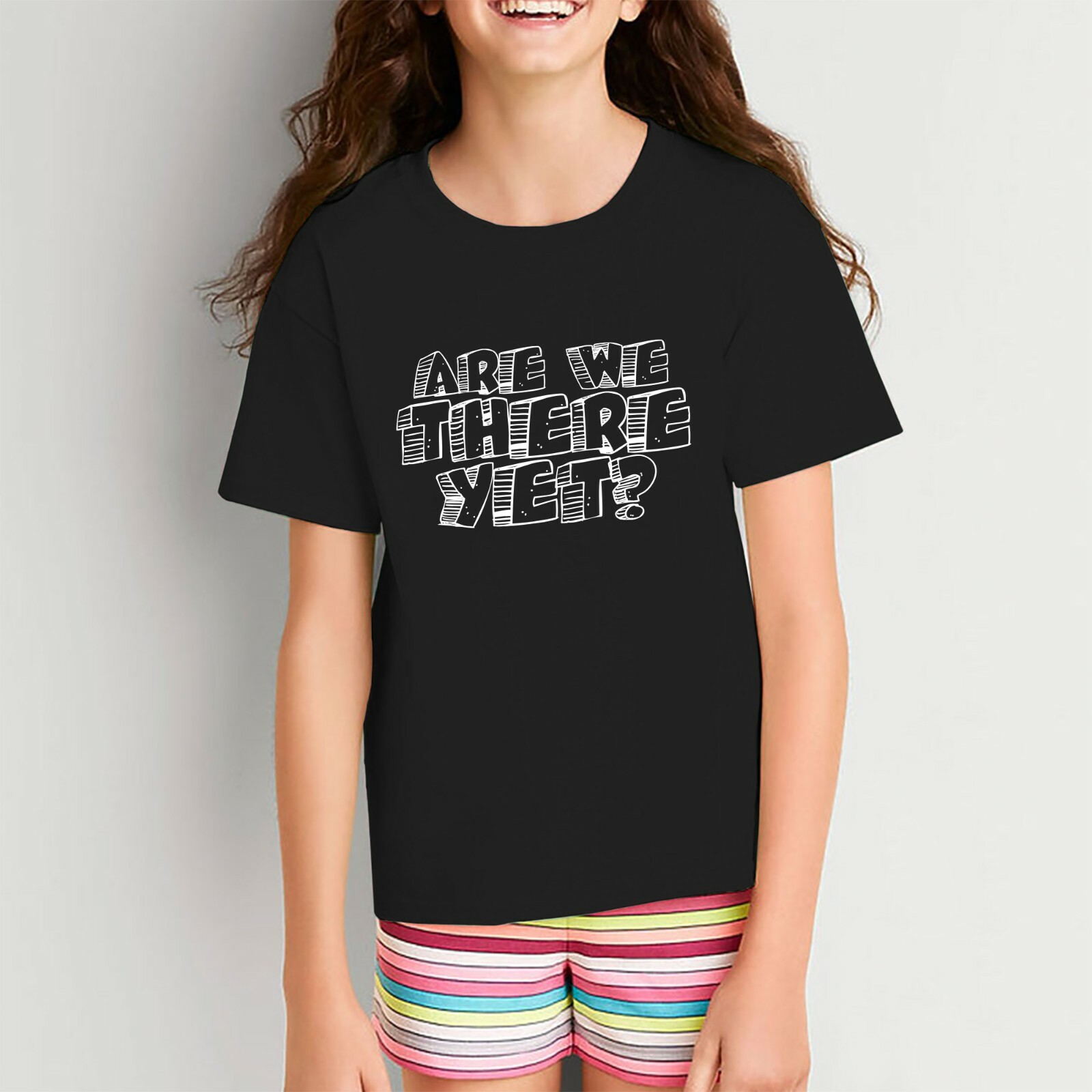 Are We There Yet - Humor Viaje por carretera Viaje Vacaciones Niño Coche Avión Juvenil Camiseta- - Image 4