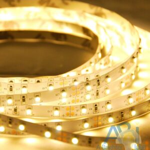 Tira de luz LED flexible blanca cálida con adaptador de CA, 300 LED, 5 metros / 16...-