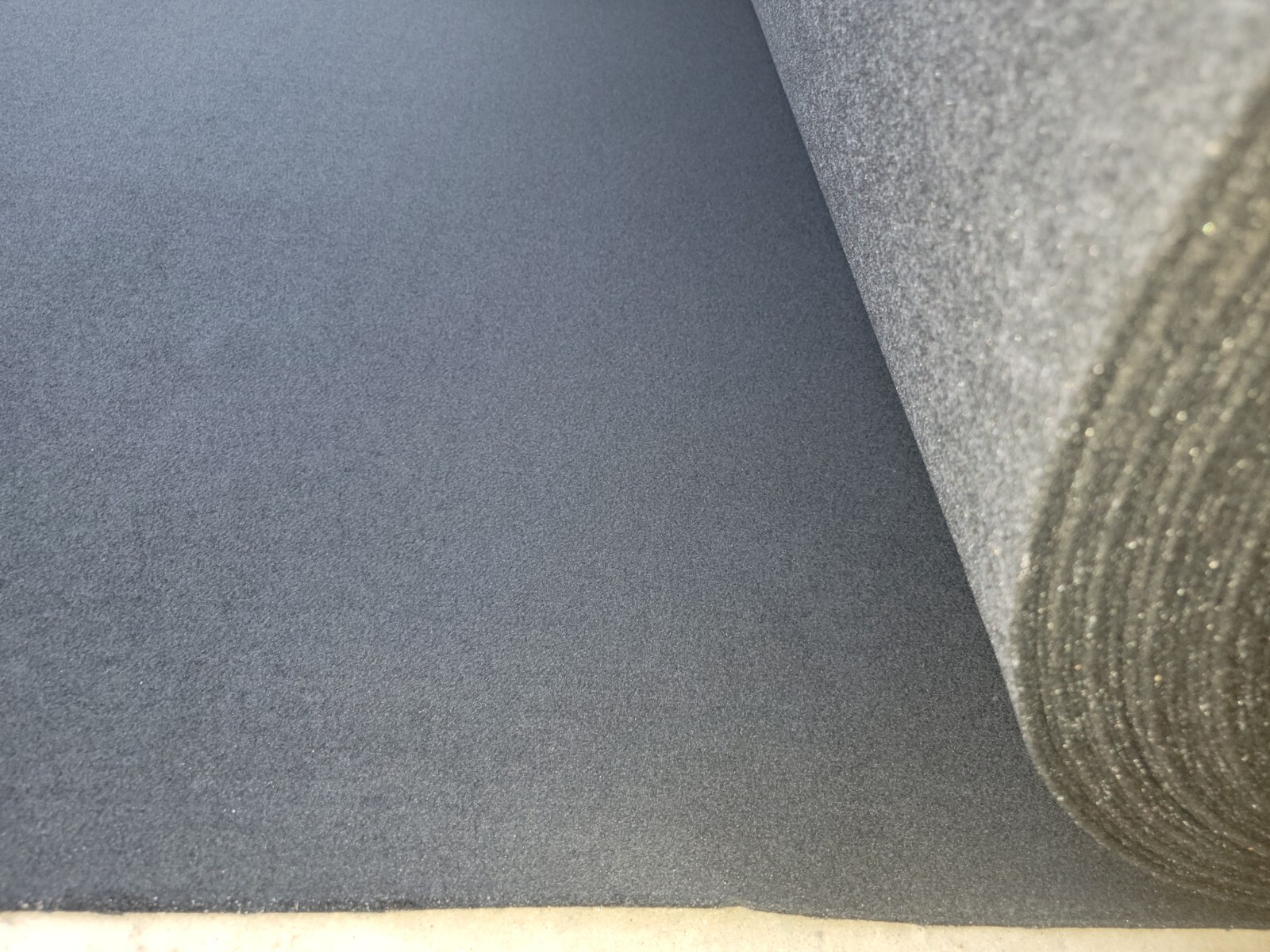 Alfombra automotriz premium negra OEM de 5 yardas con respaldo 67" x 97"- - Image 4
