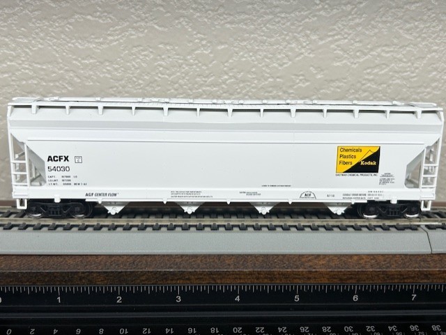 KODAK - PLÁSTICOS QUÍMICOS - ACF CENTERFLOW 4 bahías HOPPER CAR - ESCALA HO NUEVO- - Image 3